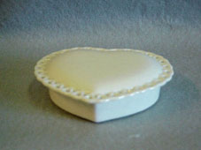 002-365 Bonbonjär 10x11x3cm med genombruten kant